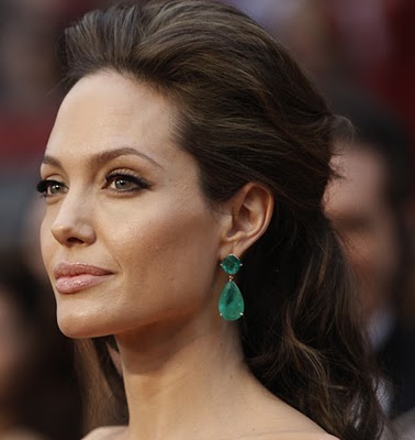 Angelina Jolie'nin Zümrüt Küpeleri